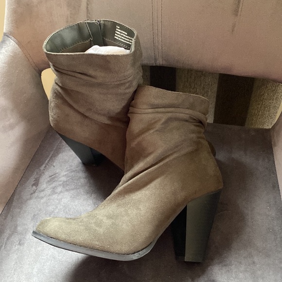 Maurices brand olive green heeled boots - Picture 2 of 3